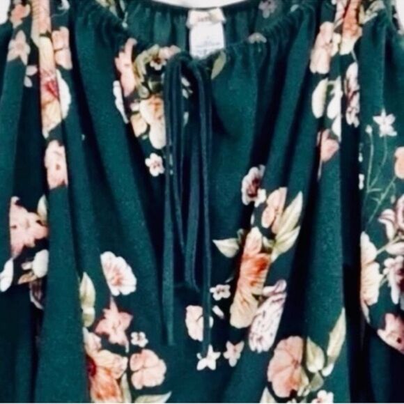 🍭 inTu Top Green Floral Print Off The Shoulder Croppy Size Small EUC - Picture 5 of 16